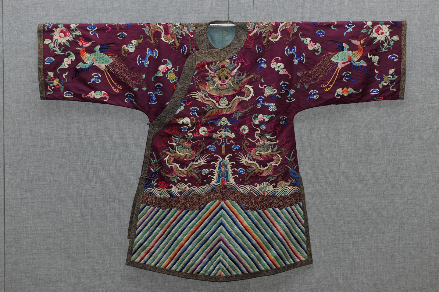 羌族紫底绣龙凤纹长袍